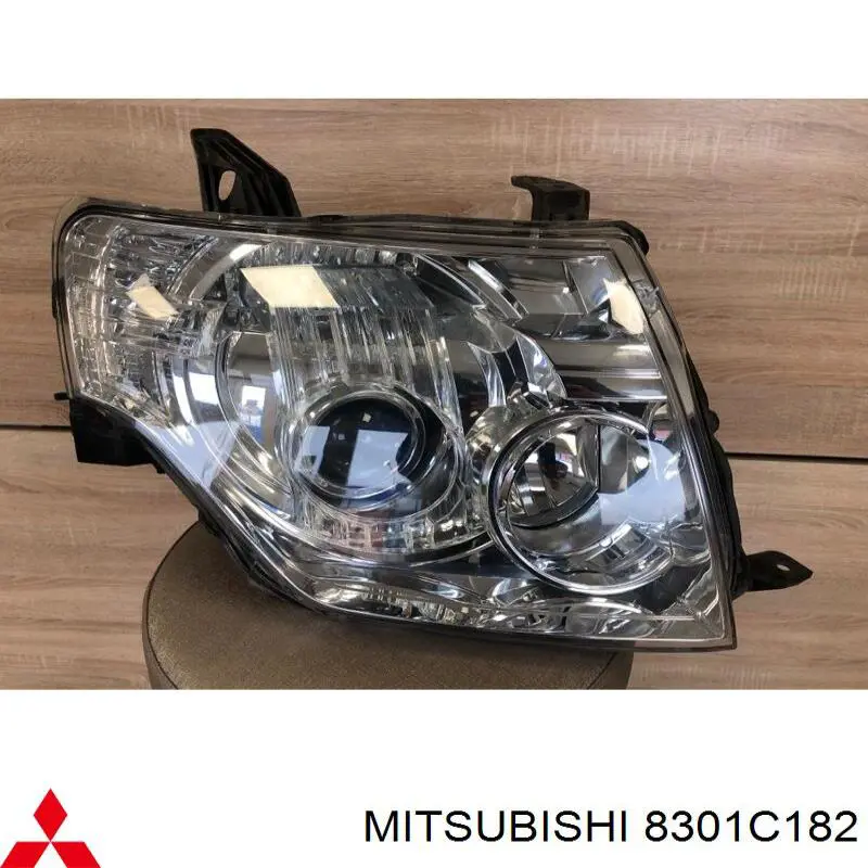 Luz direita 8301C182 Mitsubishi