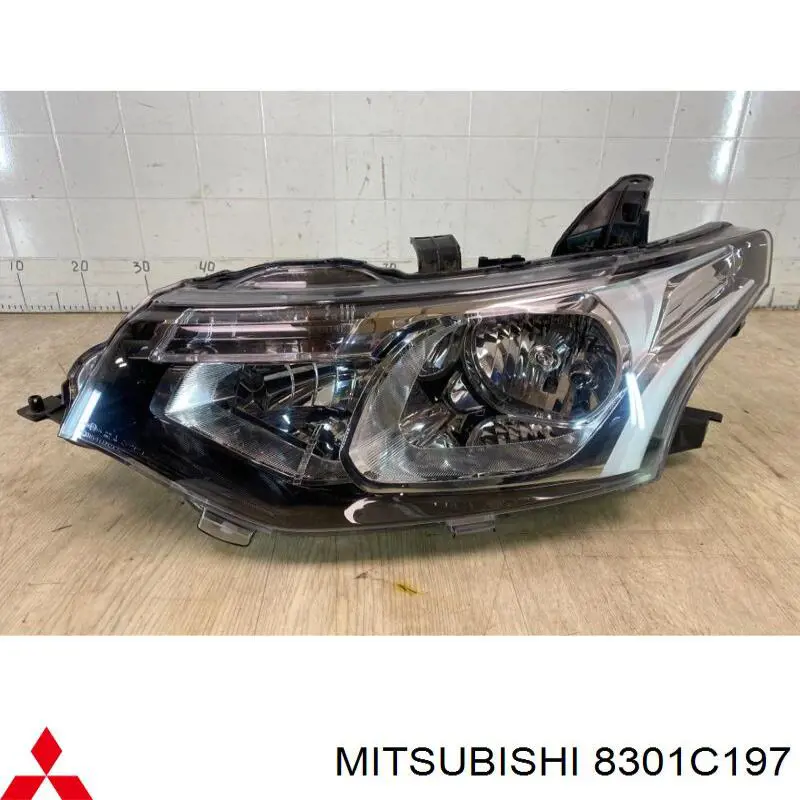 8301C197 Mitsubishi Luz esquerda