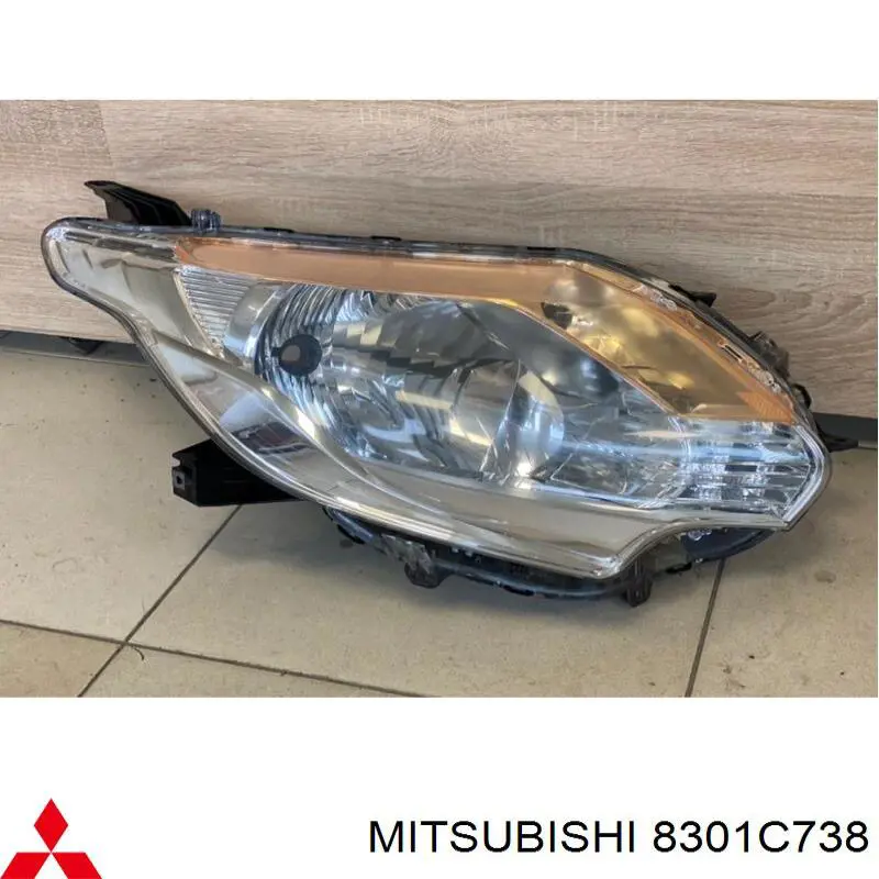 8301C738 Mitsubishi Luz direita