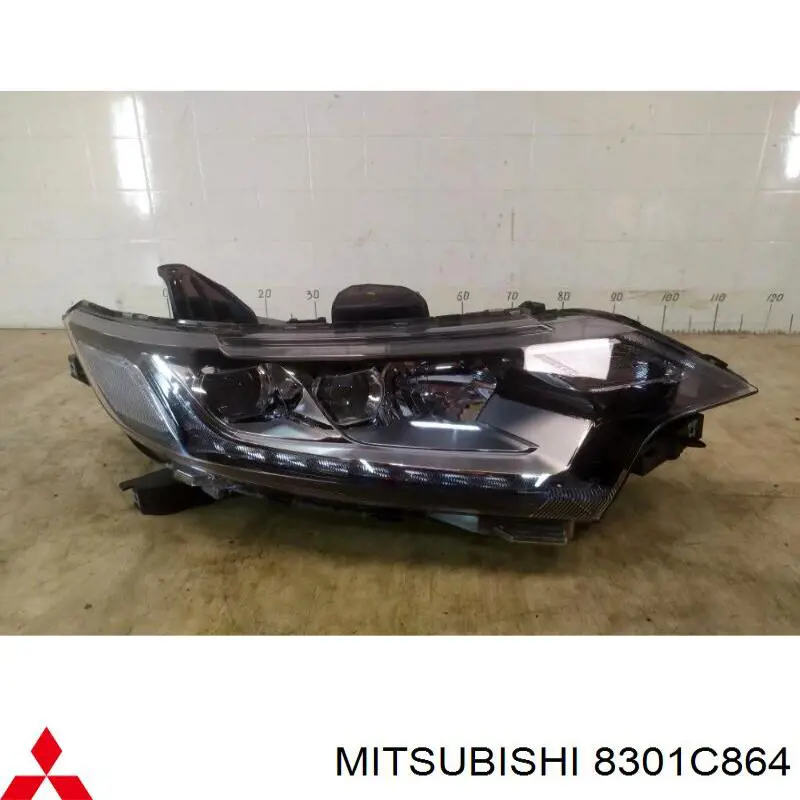 8301C864 Mitsubishi Luz direita