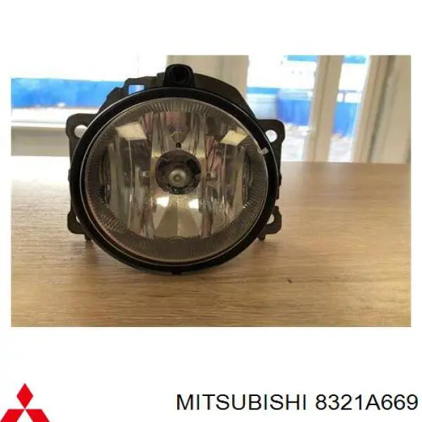 8321A669 Mitsubishi Luzes de nevoeiro esquerdas/direitas