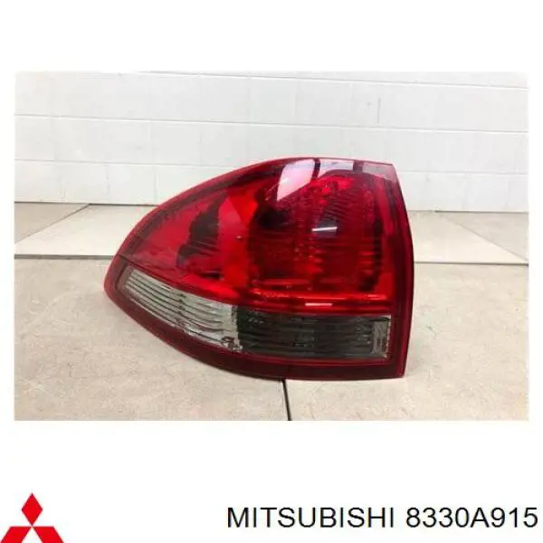 8330A915 Mitsubishi Lanterna traseira esquerda externa