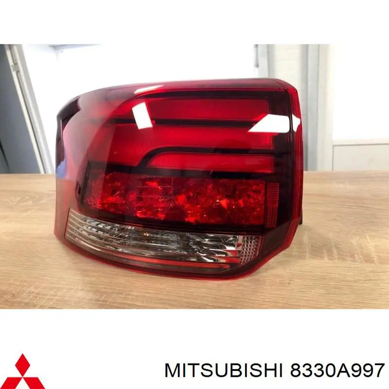 Compre 8330A997 Mitsubishi Lanterna traseira esquerda externa