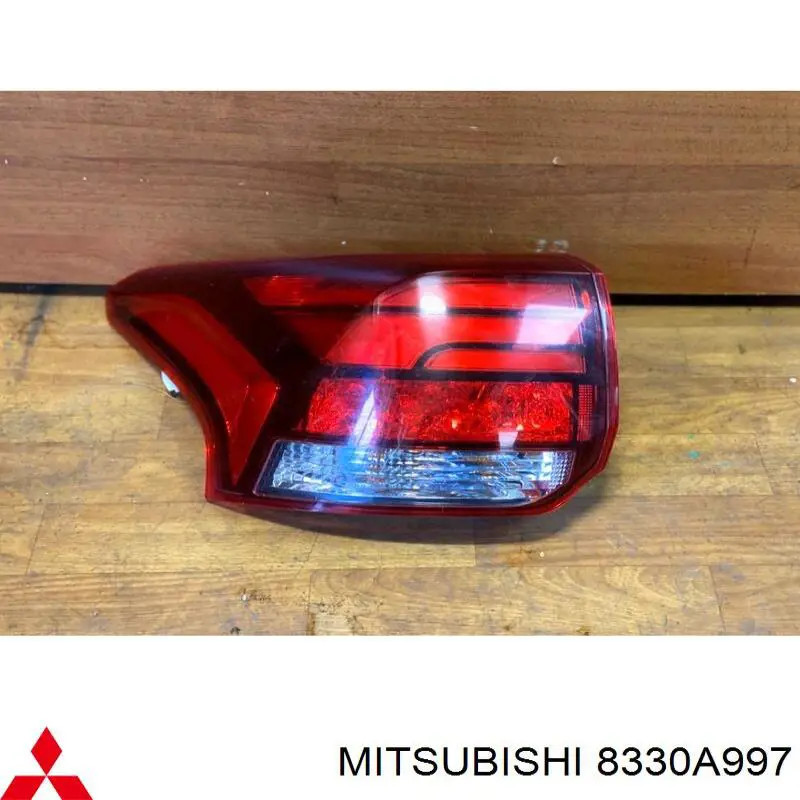 8330A997 Mitsubishi Lanterna traseira esquerda externa