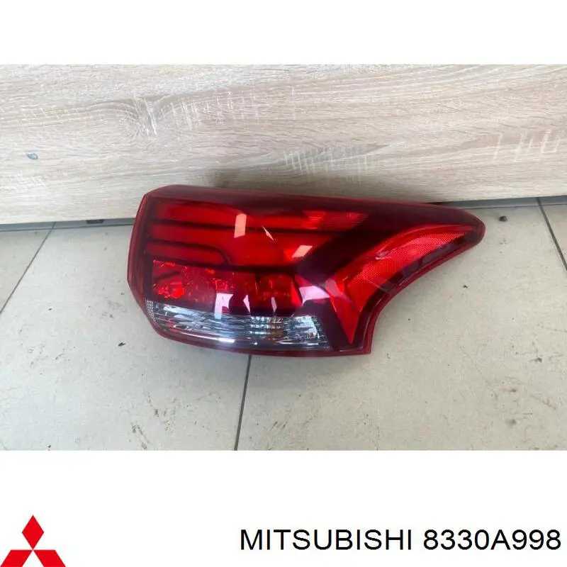 8330A998 Mitsubishi Lanterna traseira direita externa