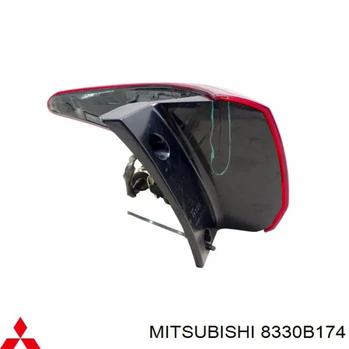 8330B174 Mitsubishi Lanterna traseira direita externa