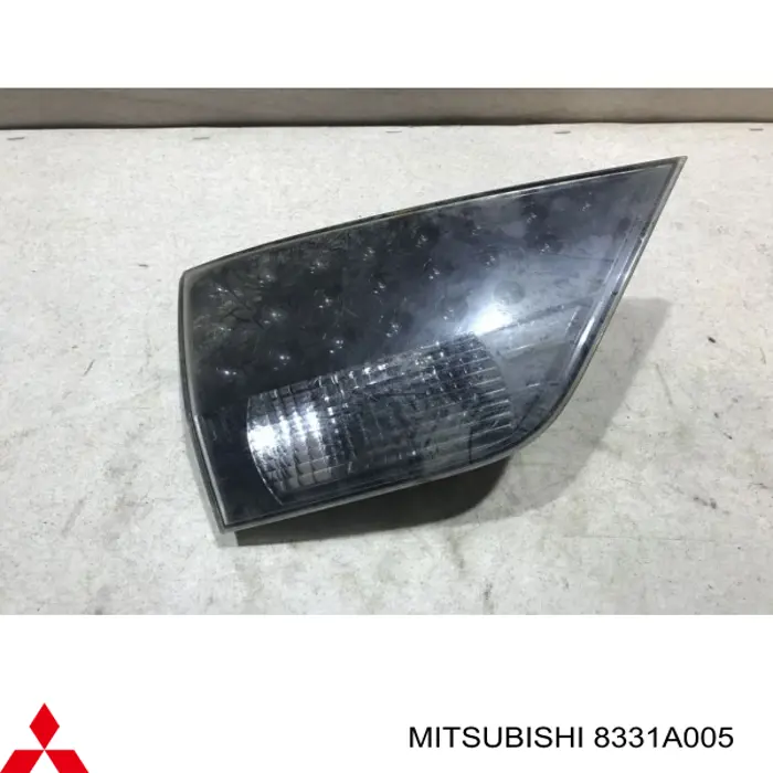 8331A005 Mitsubishi Lanterna traseira esquerda interna