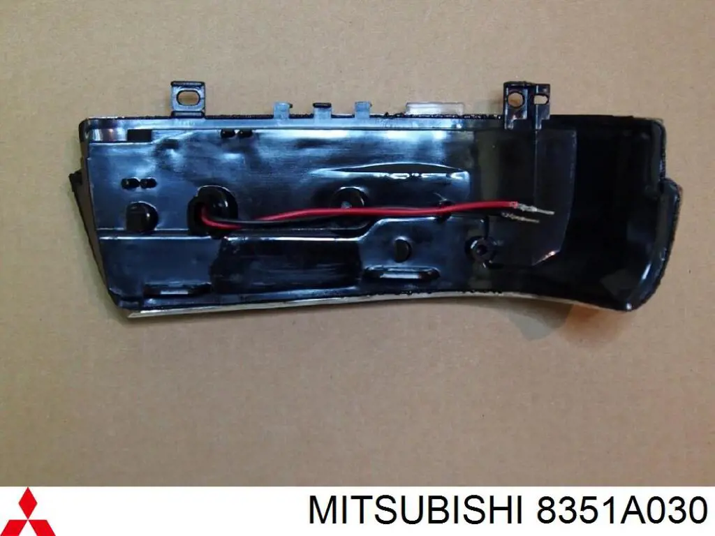 8351A030 Mitsubishi Pisca-pisca de espelho direito