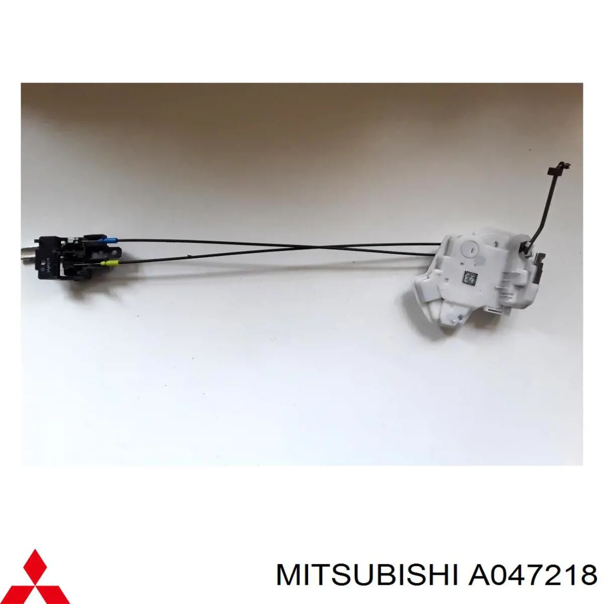 Fecho da porta dianteira direita Mitsubishi A047218