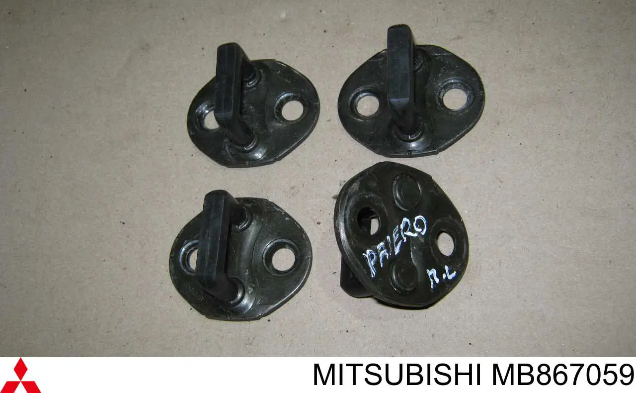 Gozno de garra (parte complementar) de fecho da porta dianteira Mitsubishi MB867059 preço, a partir de 16,35 USD
