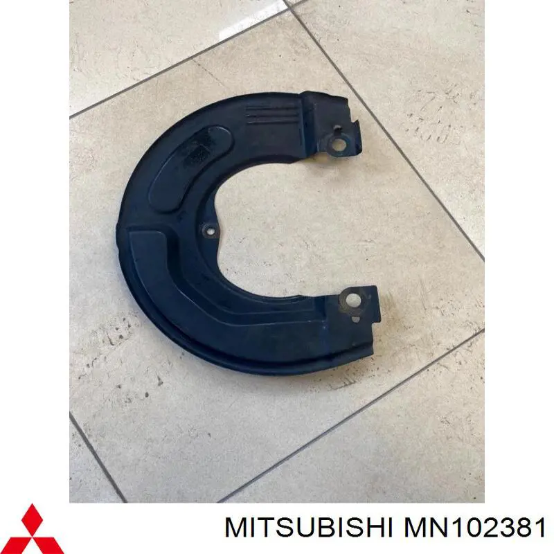 MN102381 Mitsubishi Proteção do freio de disco dianteiro direito