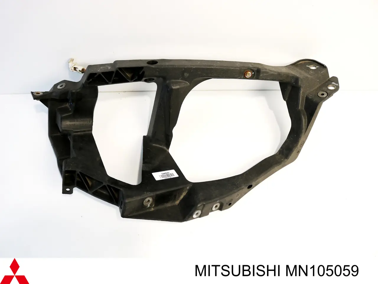 MN105059 Mitsubishi Consola (adaptador) de fixação da luz dianteira esquerda