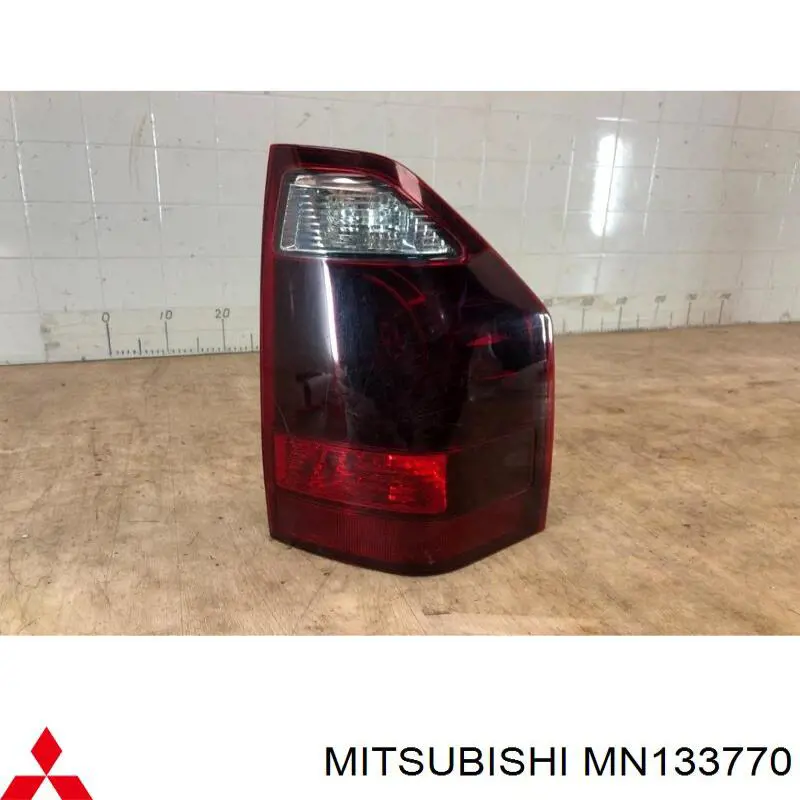MN133770 Mitsubishi Lanterna traseira direita
