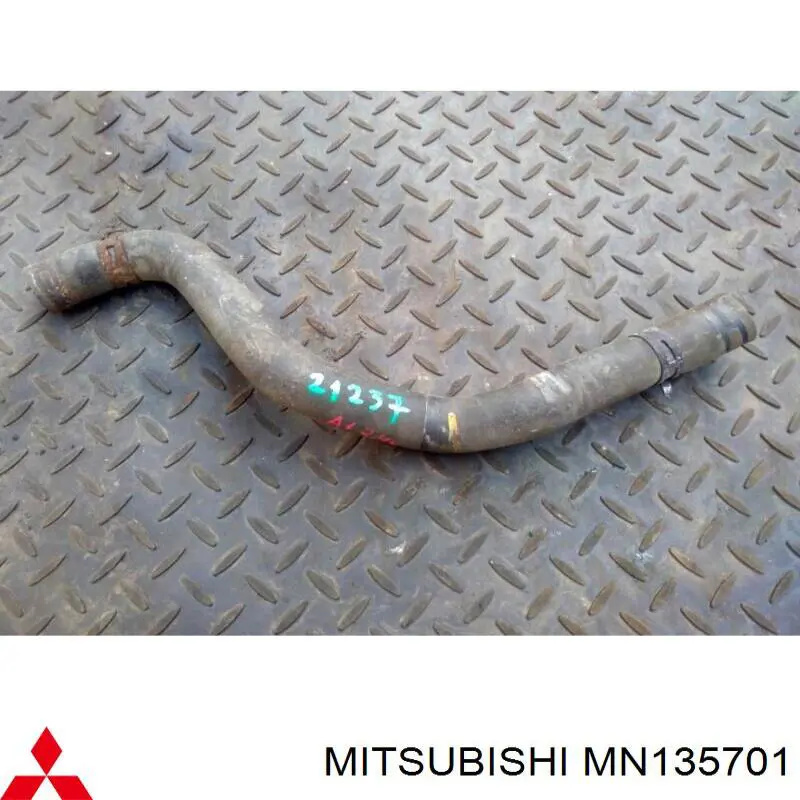 MN135701 Mitsubishi Mangueira (cano derivado) inferior do radiador de esfriamento