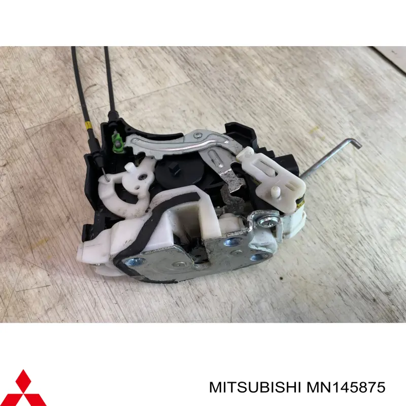 MN145875 Mitsubishi Fecho da porta traseira esquerda