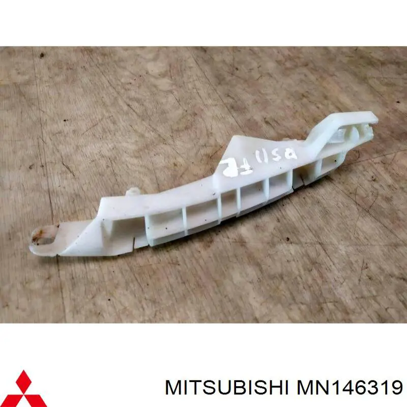 MN146319 Mitsubishi Consola externa esquerda do pára-choque dianteiro