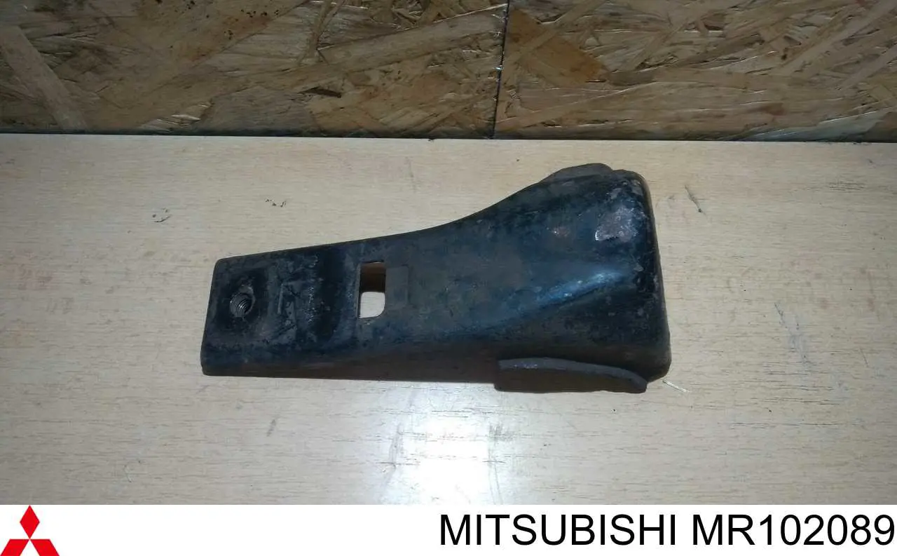 MR102089 Mitsubishi Consola de fixação superior de suporte de estabilizador traseiro