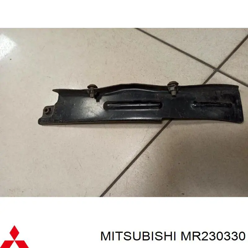 MR230330 Mitsubishi Consola direita do pára-choque traseiro