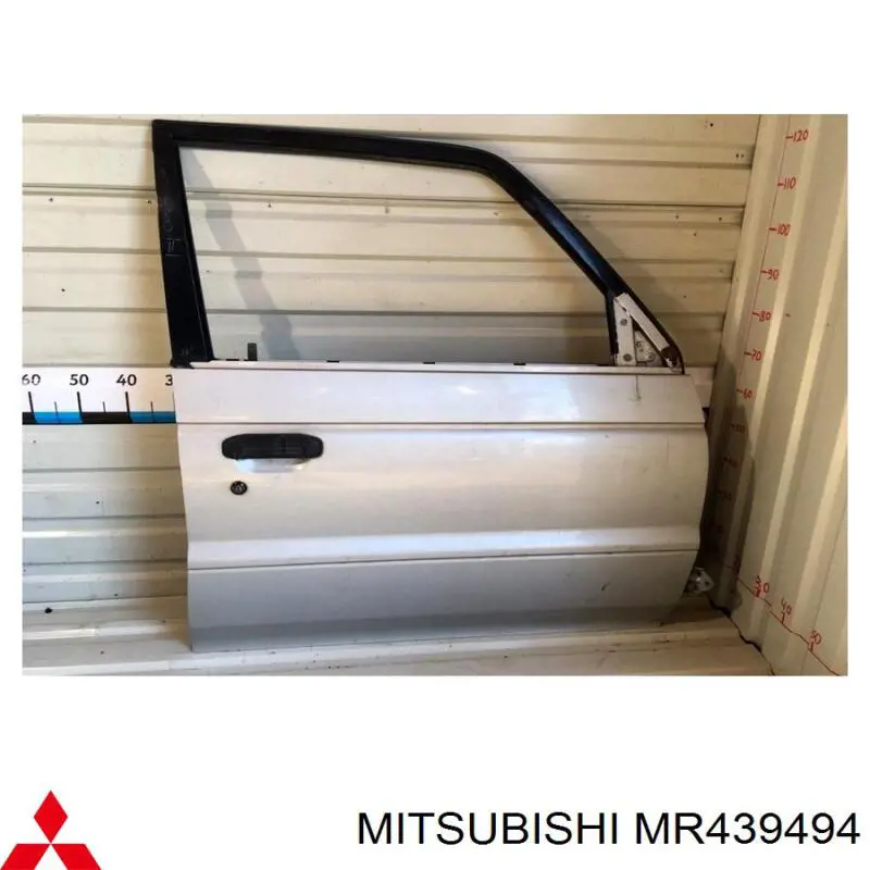 MR439494 Mitsubishi Porta dianteira direita