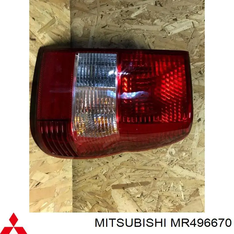 MR530880 Mitsubishi Lanterna traseira direita