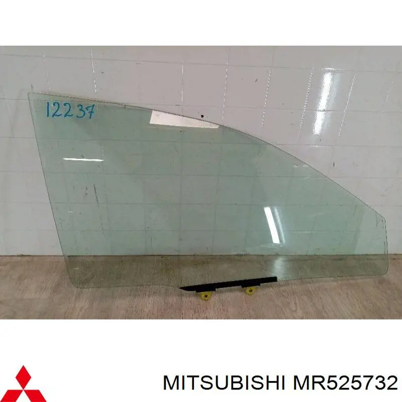 MR525732 Mitsubishi Vidro da porta dianteira direita