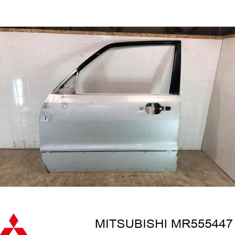 MN161225 Mitsubishi Porta dianteira esquerda
