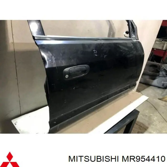 MR508494 Mitsubishi Porta dianteira direita