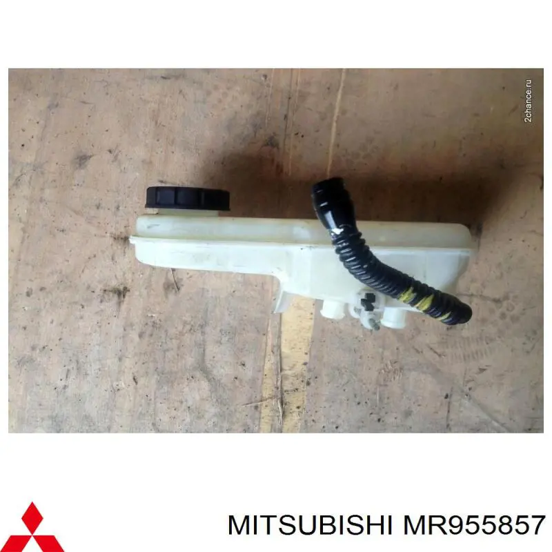 MR955857 Mitsubishi Tanque de cilindro mestre do freio (de fluido de freio)