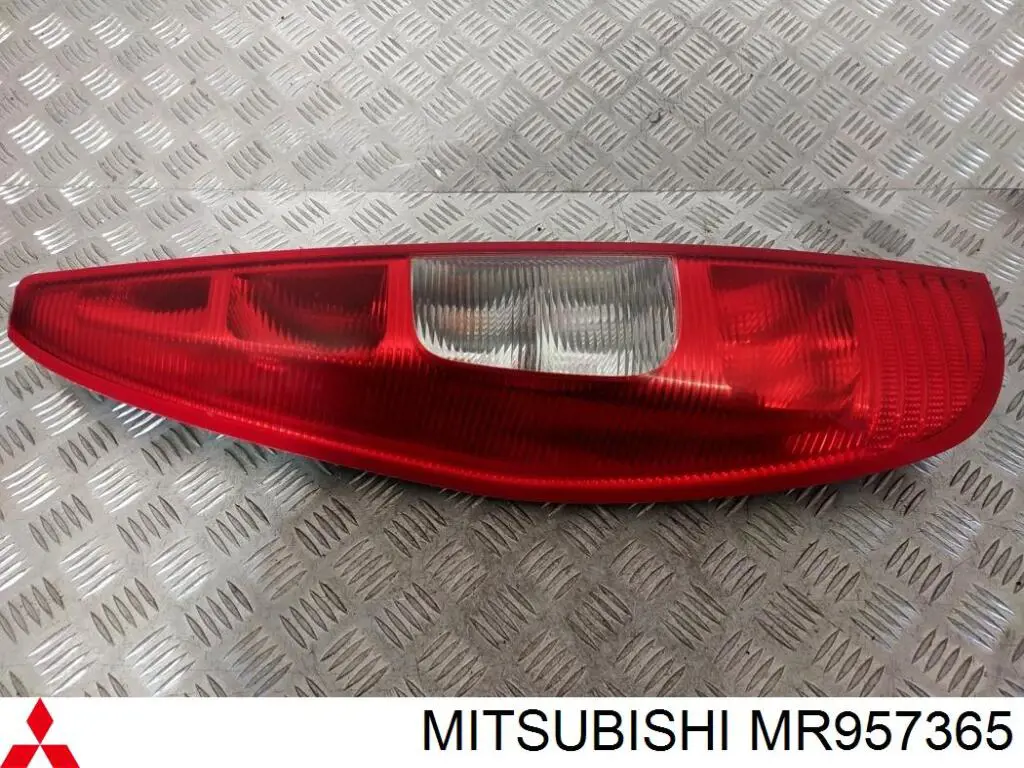 Compre MR957365 Mitsubishi Lanterna traseira esquerda externa