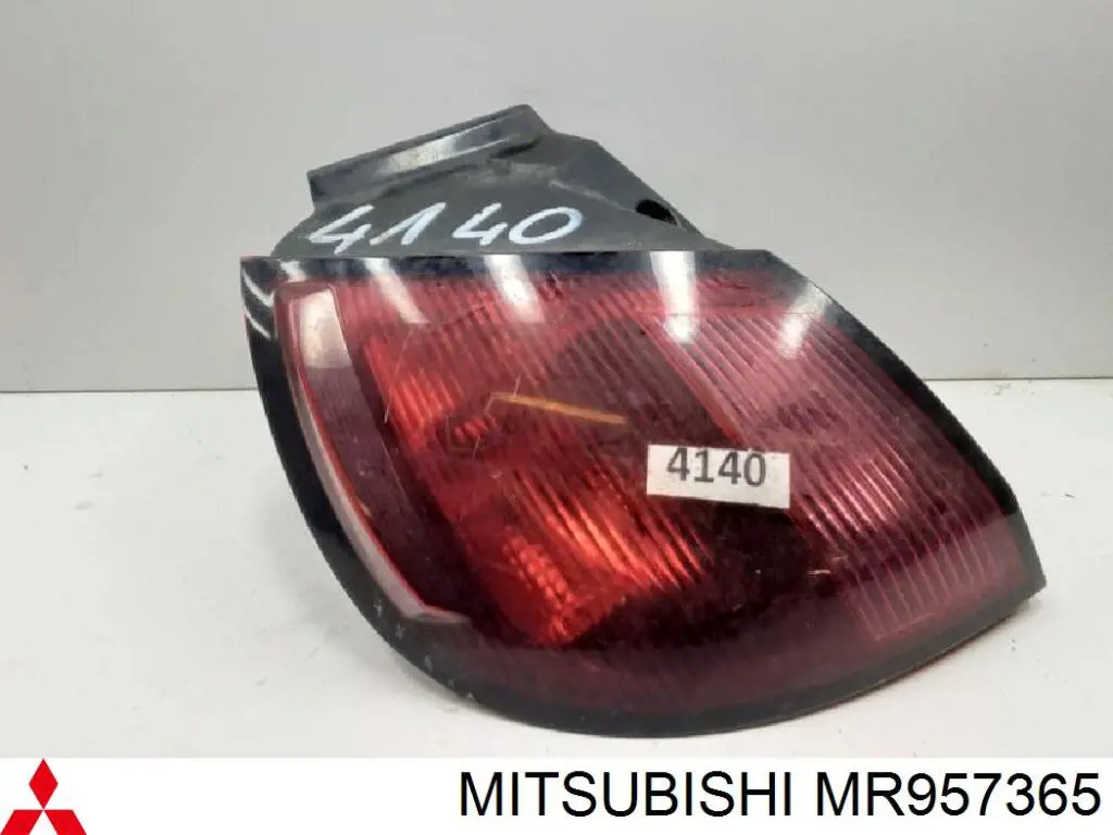 MR957365 Mitsubishi Lanterna traseira esquerda externa
