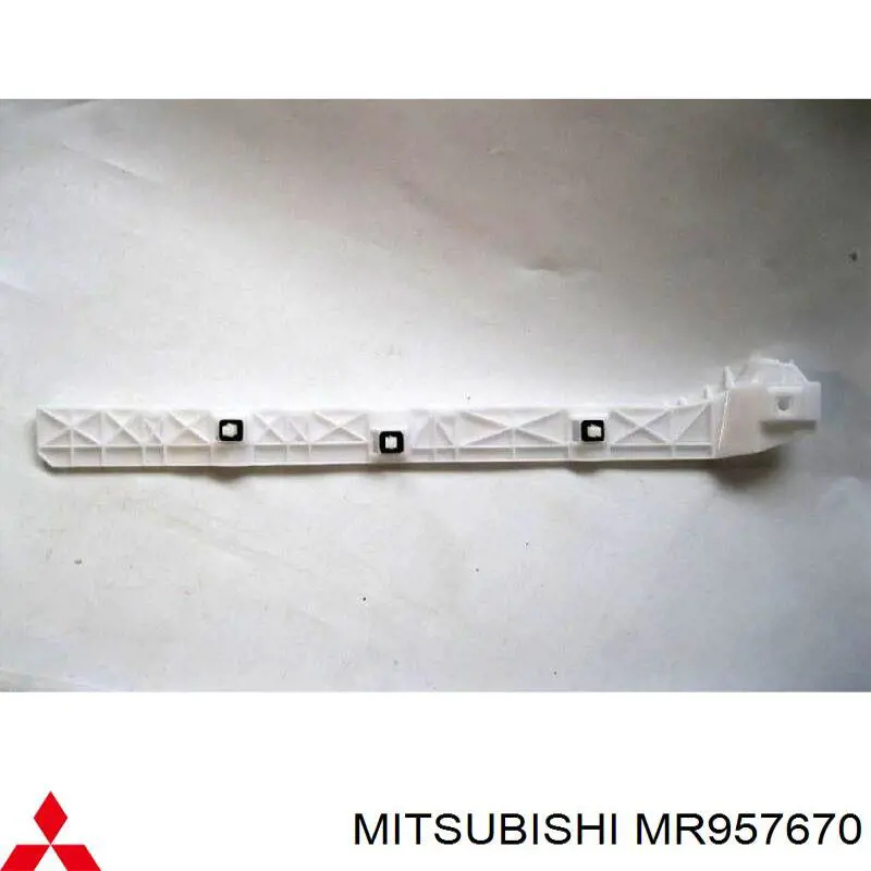 MR957670 Mitsubishi Consola direita do pára-choque traseiro externo