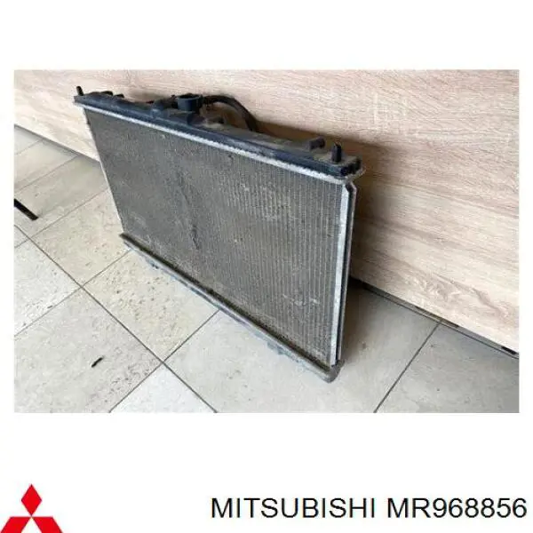 MR968856 Mitsubishi Radiador de esfriamento de motor