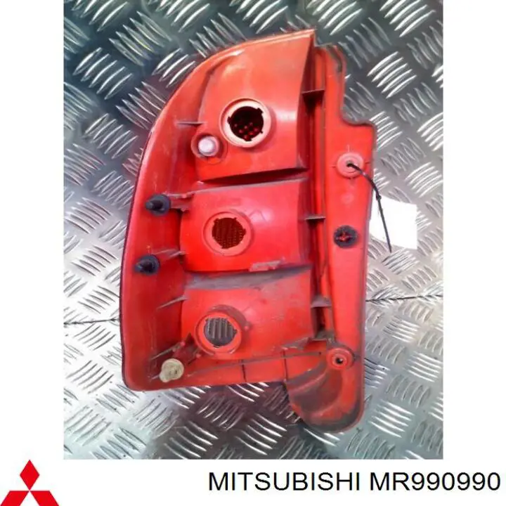 Compre MR990990 Mitsubishi Lanterna traseira direita