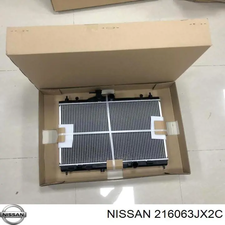 216063JX2C Nissan/Infiniti Radiador de esfriamento, Caixa Automática de Mudança