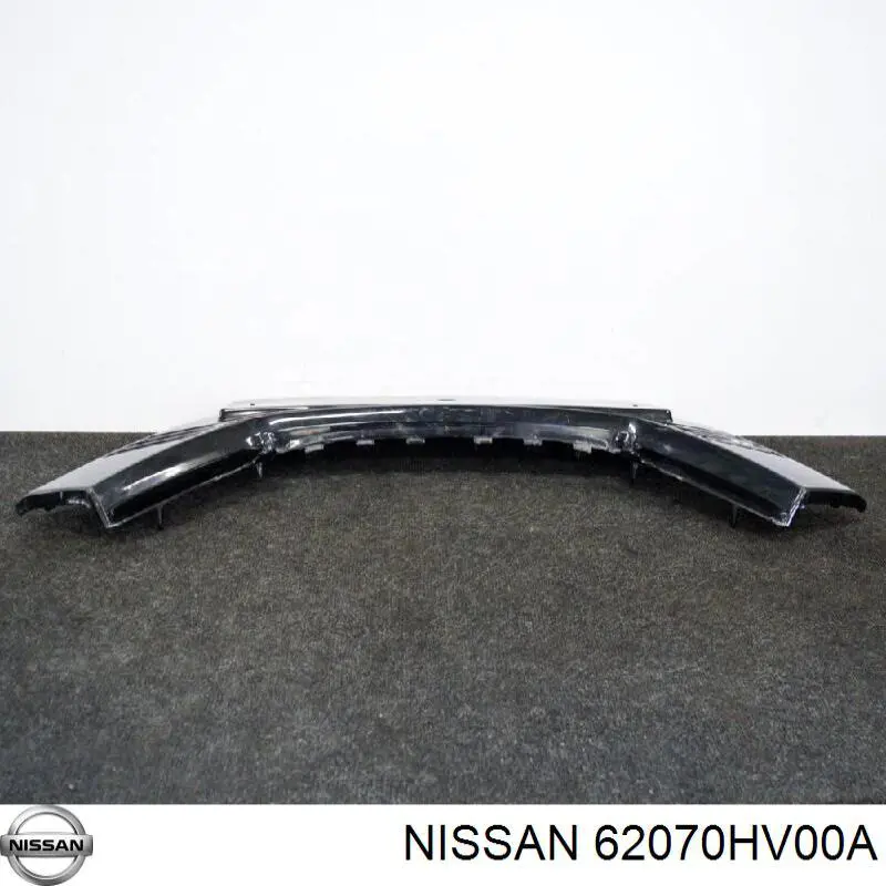62070HV00A Nissan/Infiniti Placa sobreposta central do pára-choque dianteiro
