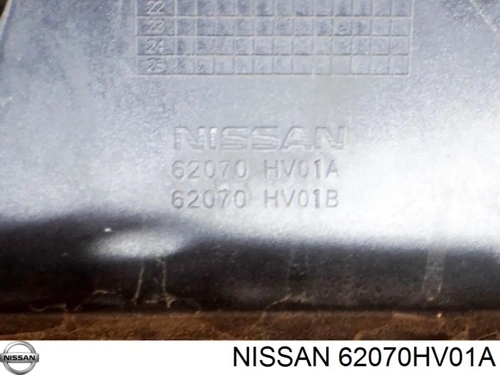 62070HV01A Nissan/Infiniti Placa sobreposta central do pára-choque dianteiro