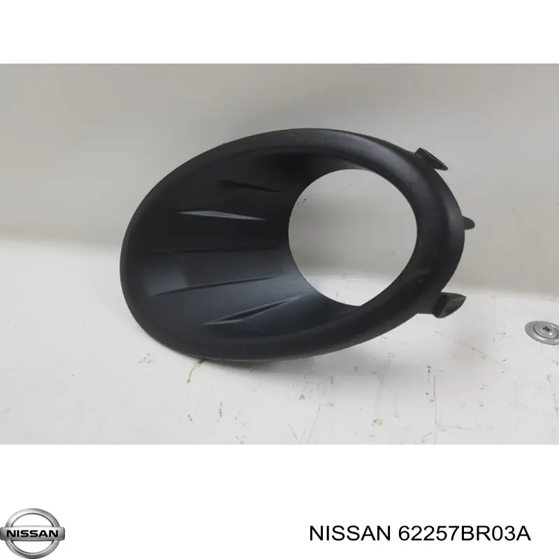Compre 62257BR03A Nissan/Infiniti Tampão (grelha) das luzes de nevoeiro do pára-choque dianteiro esquerdo