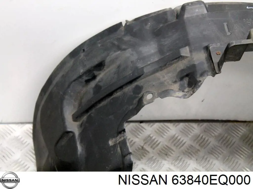 63840EQ000 Nissan/Infiniti Guarda-barras direito do pára-lama dianteiro