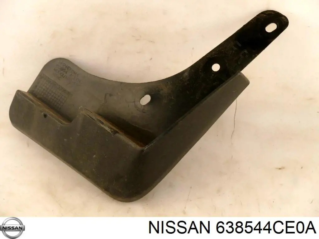 638544CE0A Nissan/Infiniti Protetor de lama dianteiro direito
