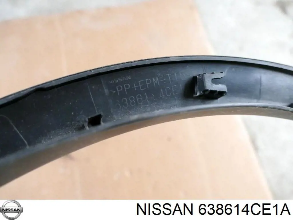 638614CE1A Nissan/Infiniti Expansor (placa sobreposta) de arco do pára-lama dianteiro esquerdo