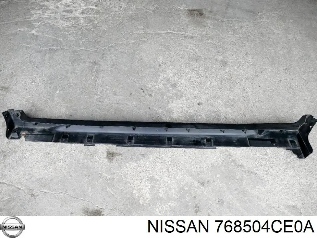 768504CE0A Nissan/Infiniti Placa sobreposta (moldura) externa direita de acesso