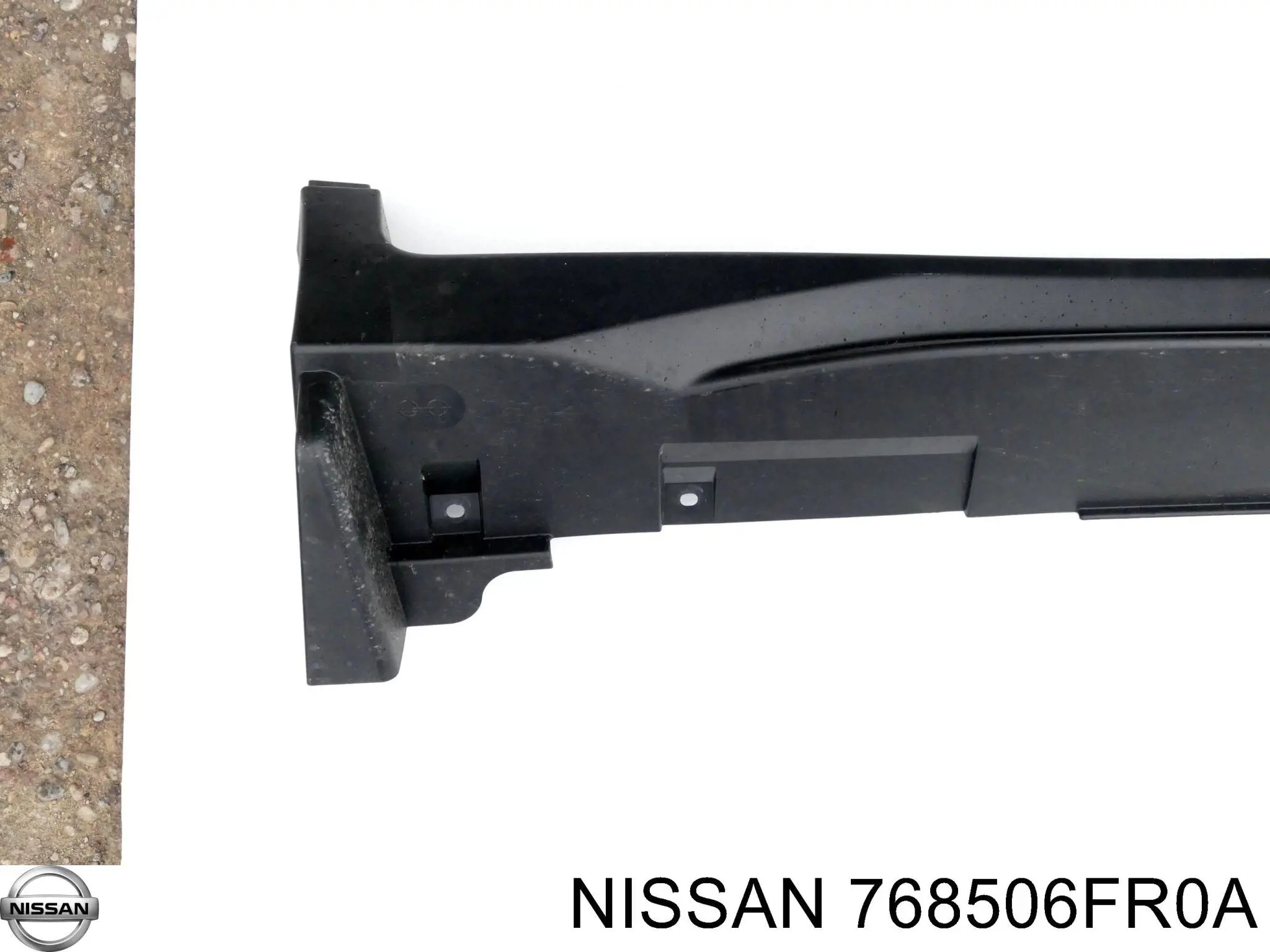 768506FR0A Nissan/Infiniti Placa sobreposta (moldura) externa direita de acesso