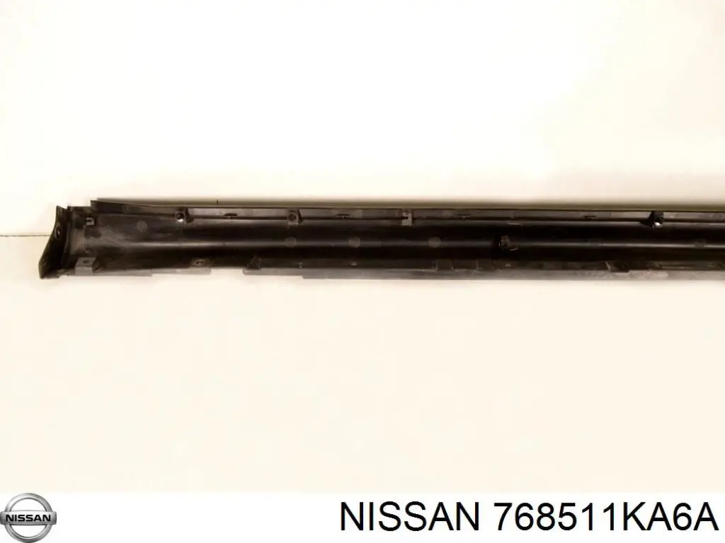 768511KA6A Nissan/Infiniti Placa sobreposta (moldura) externa esquerda de acesso