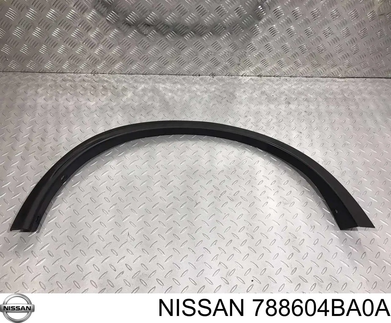 788604BA0A Nissan/Infiniti Expansor direito (placa sobreposta) de arco do pára-lama traseiro
