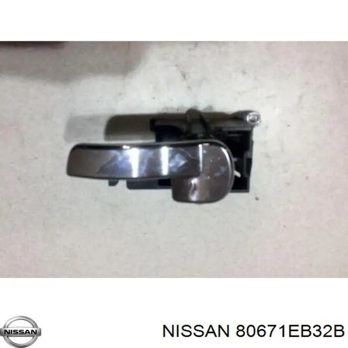 80671EB32B Nissan/Infiniti Maçaneta interna dianteira/traseira da porta esquerda