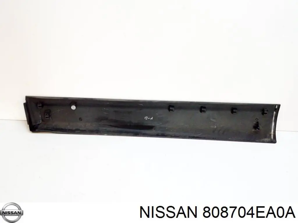 Compre 808704EA0A Nissan/Infiniti Moldura da porta dianteira direita
