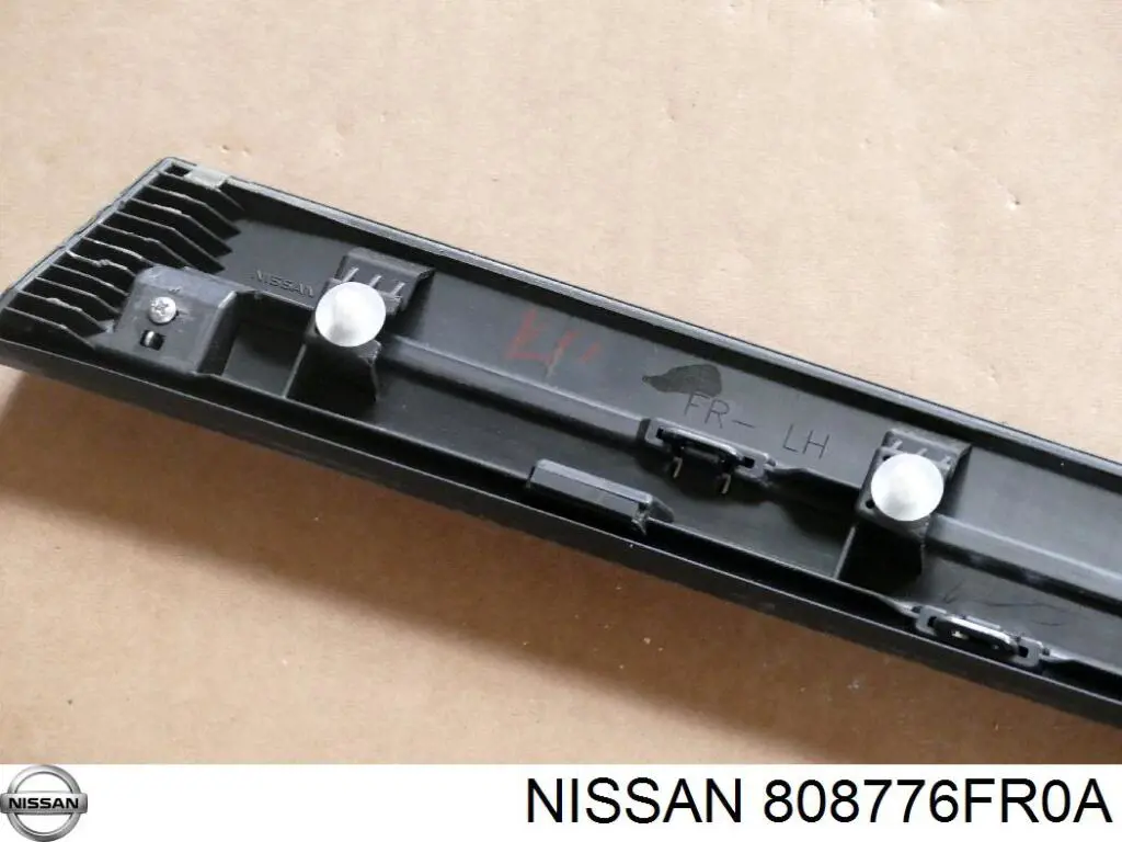 808776FR0A Nissan/Infiniti Moldura da porta dianteira esquerda inferior
