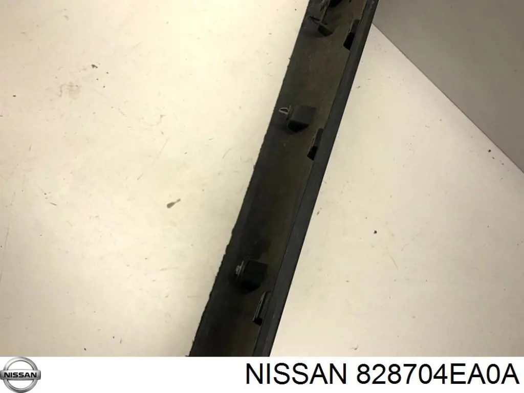 Moldura da porta traseira direita Nissan/Infiniti 828704EA0A preço, a partir de 62,23 USD