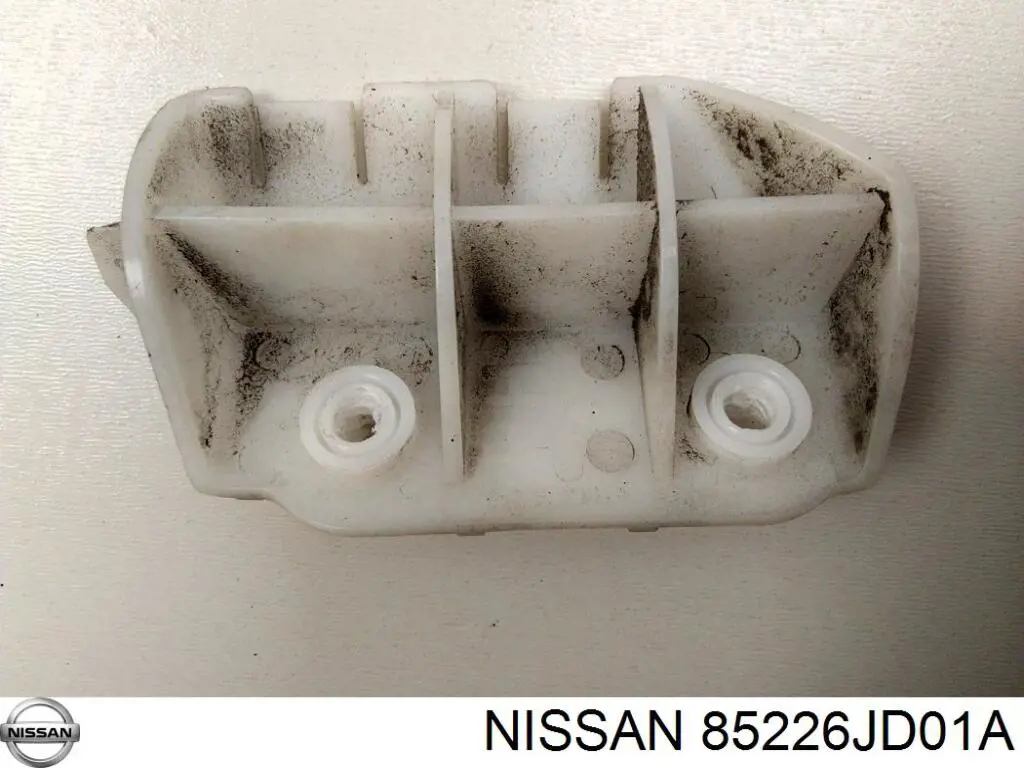 85226JD01A Nissan/Infiniti Consola direita do pára-choque traseiro