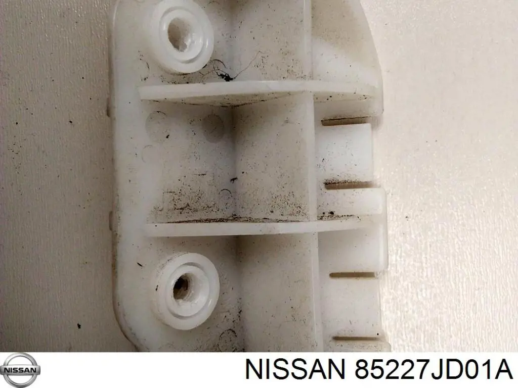85227JD01A Nissan/Infiniti Consola esquerda do pára-choque traseiro